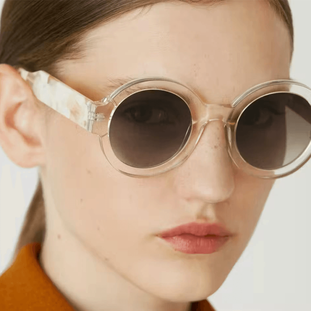 Oculos-de-Sol-Feminino-Redondo-Transparente-GIGI-Studios-Laura-6454-8